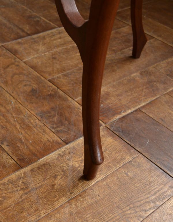 ロイドテーブル　アンティーク家具　脚がキレイな英国アンティーク家具、オケージョナルテーブル。細い脚先が繊細でステキ。(k-1114-f)