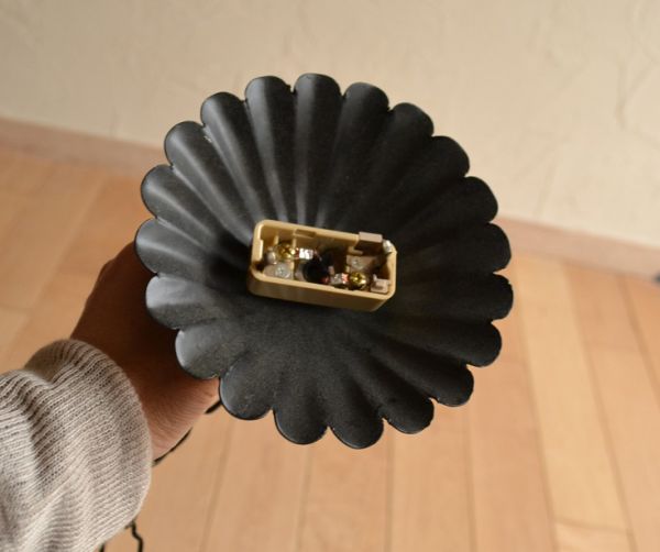 アンティークの照明 照明・ライティング まるでランプのような雰囲気がお洒落なアンティークランプ 1灯タイプ。引っ掛けシーリングのタイプに加工してお届けしますので、リビングやダイニングテーブルの上などお好きな場所に簡単に取り付けてみてください。(k-1114-z)