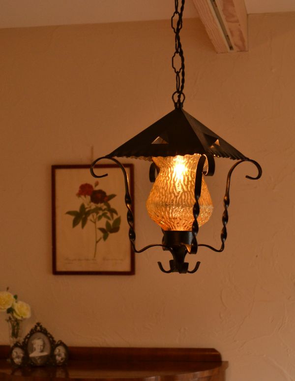 アンティークの照明 照明・ライティング まるでランプのような雰囲気がお洒落なアンティークランプ 1灯タイプ。エレガントで高級感溢れる雰囲気を演出してくれる真鍮のシャンデリアです。(k-1114-z)