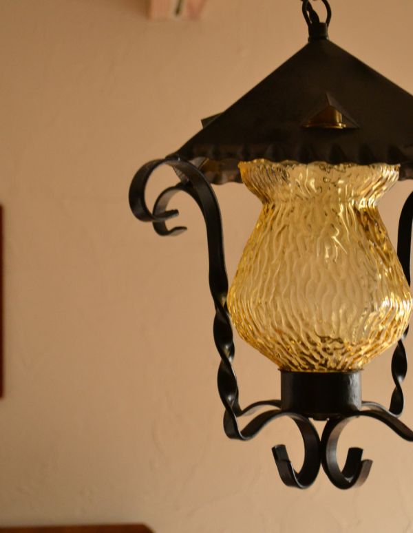 アンティークの照明 照明・ライティング まるでランプのような雰囲気がお洒落なアンティークランプ 1灯タイプ。くるんくるんとした、ガラスの周りの装飾がとっても素敵なデザインです。(k-1114-z)