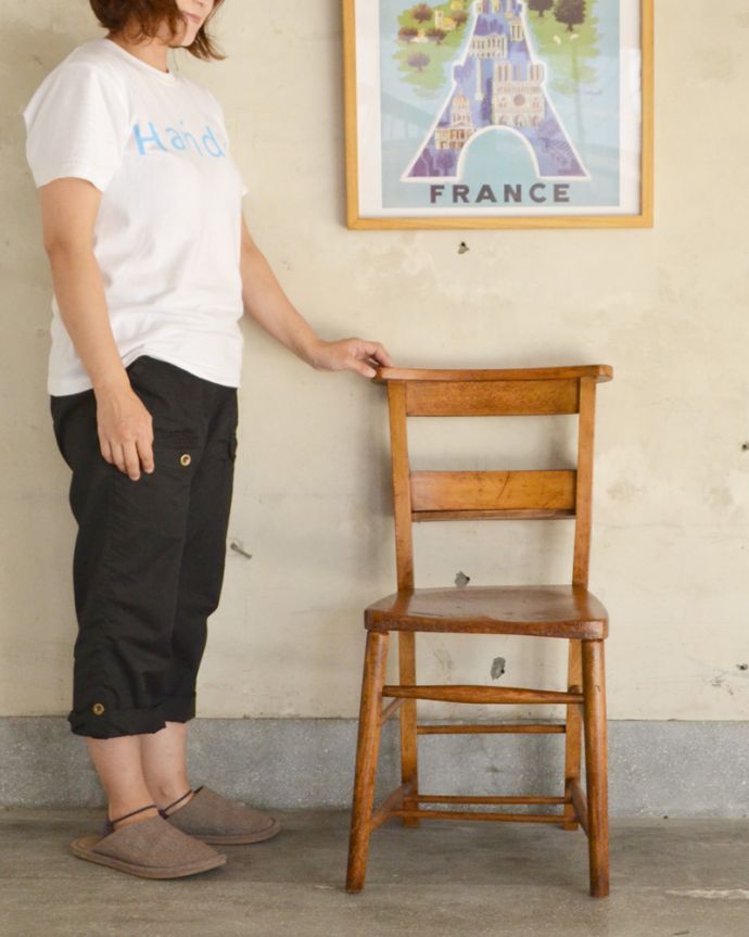 チャーチチェア　アンティーク チェア　ナチュラルスタイルに似合うアンティークチェア、木製のチャペルチェアー（聖書BOX）。シンプルなデザインなので合わせやすいですよ！足元の桟は昔、荷物置き場に使われていたもの。(k-1115-c)