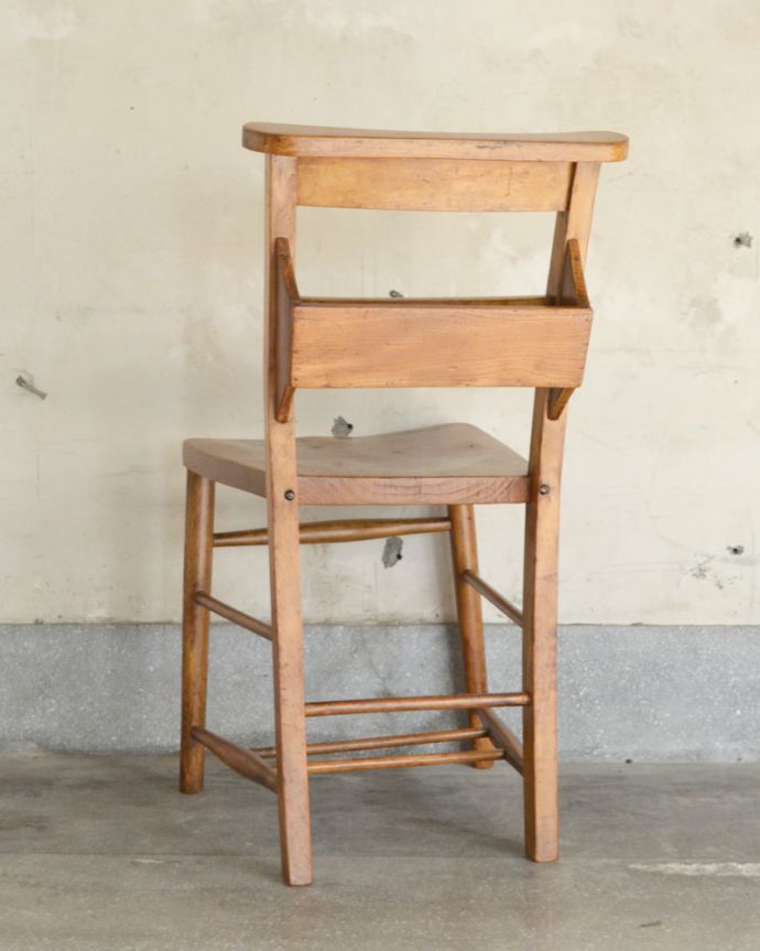 チャーチチェア　アンティーク チェア　ナチュラルスタイルに似合うアンティークチェア、木製のチャペルチェアー（聖書BOX）。後ろ姿も絵になるチャーチチェア。(k-1115-c)