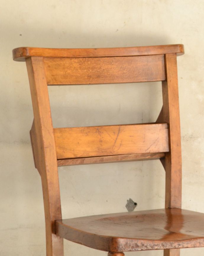 チャーチチェア　アンティーク チェア　ナチュラルスタイルに似合うアンティークチェア、木製のチャペルチェアー（聖書BOX）。アンティークなので、年月を経て、味わい深い色になっています。(k-1115-c)