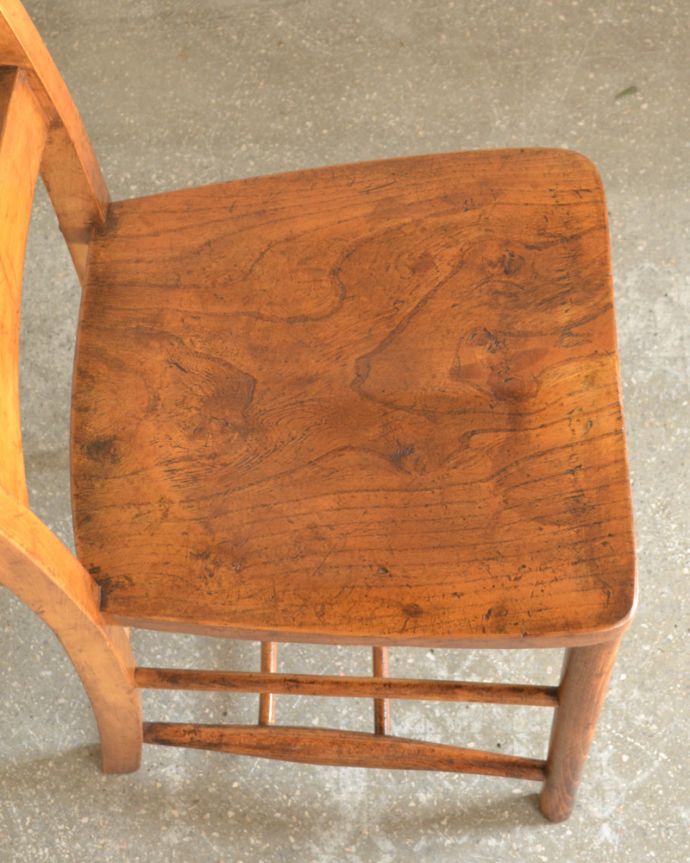 チャーチチェア　アンティーク チェア　ナチュラルスタイルに似合うアンティークチェア、木製のチャペルチェアー（聖書BOX）。座面には、座ぐりと言って、長時間座ってお話を聞いてもラクなようにお尻の形に彫が入っています。(k-1115-c)