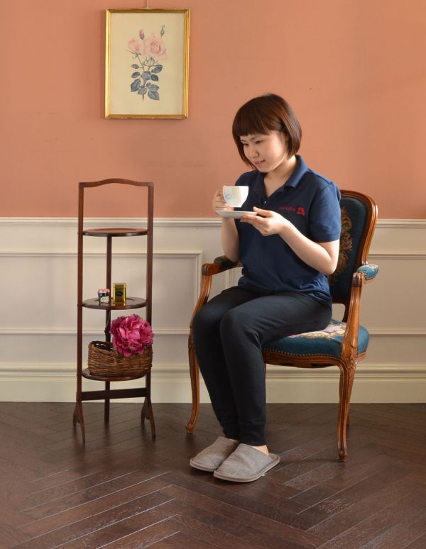 ロイドテーブル　アンティーク家具　ティータイムに使える小さい英国のアンティーク家具、ケーキスタンド（テーブル）。ティータイムでの必需品、木製のケーキスタンドです。(k-1116-f)