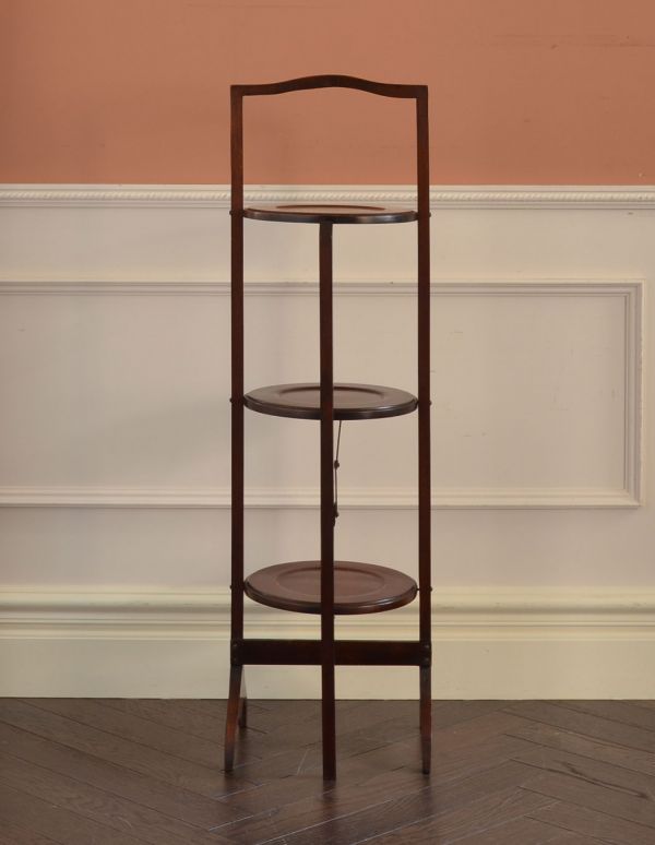 ロイドテーブル　アンティーク家具　ティータイムに使える小さい英国のアンティーク家具、ケーキスタンド（テーブル）。収納すると場所をとってしまう、ガラスのケーキスタンドやティーポットを飾っても素敵ですよ。(k-1116-f)