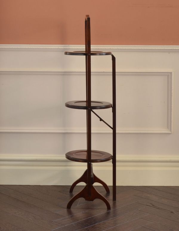 ロイドテーブル　アンティーク家具　ティータイムに使える小さい英国のアンティーク家具、ケーキスタンド（テーブル）。サイドから見るとこんな感じ。(k-1116-f)