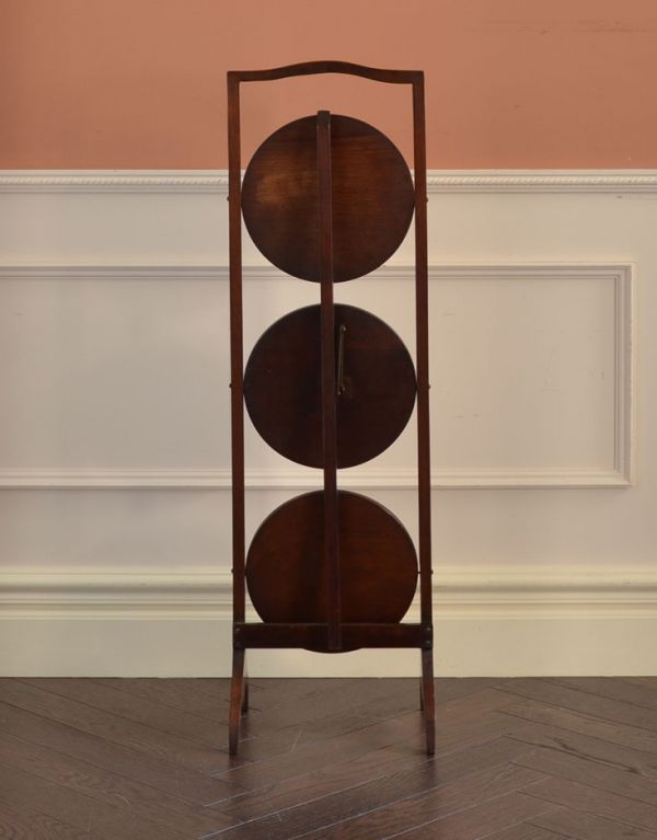 ロイドテーブル　アンティーク家具　ティータイムに使える小さい英国のアンティーク家具、ケーキスタンド（テーブル）。こんなにコンパクトになります。(k-1116-f)