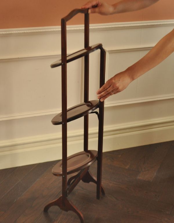 ロイドテーブル　アンティーク家具　ティータイムに使える小さい英国のアンティーク家具、ケーキスタンド（テーブル）。組み立てるときは写真のようにバーを上下します。(k-1116-f)