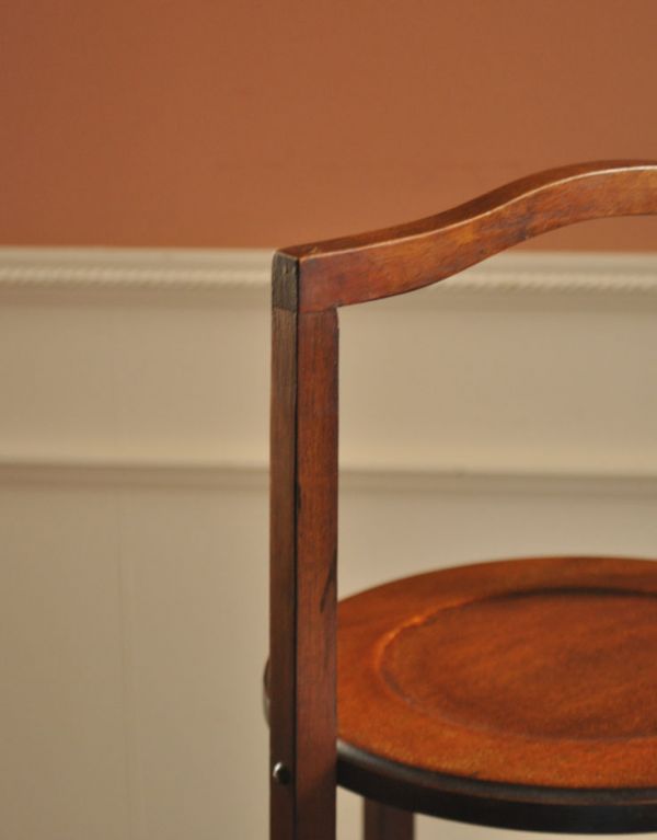 ロイドテーブル　アンティーク家具　ティータイムに使える小さい英国のアンティーク家具、ケーキスタンド（テーブル）。木製で味があります。(k-1116-f)