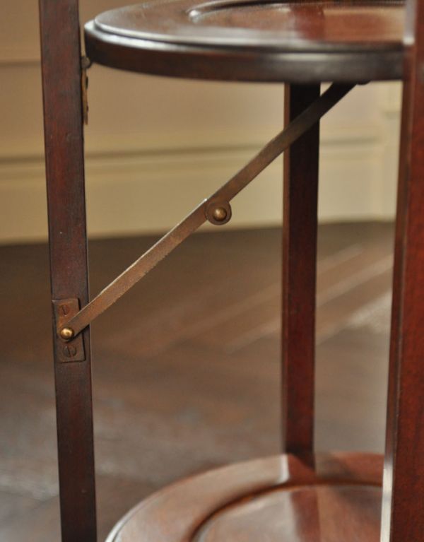 ロイドテーブル　アンティーク家具　ティータイムに使える小さい英国のアンティーク家具、ケーキスタンド（テーブル）。金具のメンテナンスもキチンとしてありますので、安心してお使い下さい。(k-1116-f)