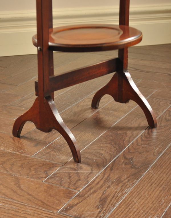 ロイドテーブル　アンティーク家具　ティータイムに使える小さい英国のアンティーク家具、ケーキスタンド（テーブル）。繊細でキレイな脚です。(k-1116-f)