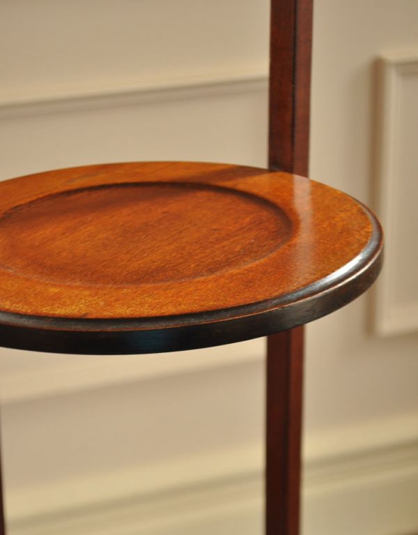 ロイドテーブル　アンティーク家具　ティータイムに使える小さい英国のアンティーク家具、ケーキスタンド（テーブル）。角が丸いので小さなお子様にも安心です。(k-1116-f)