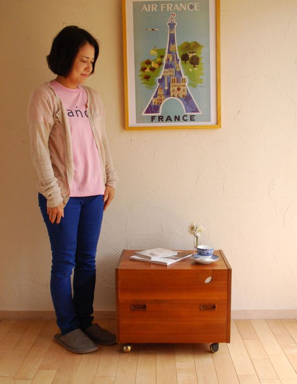 ロイドルームボックス アンティーク家具 ヴィンテージの北欧系家具、キャスター付きのカクテルキャビネット(Gプラン)。圧迫感がなく小ぶりなカクテルキャビネット。(k-1117-f)