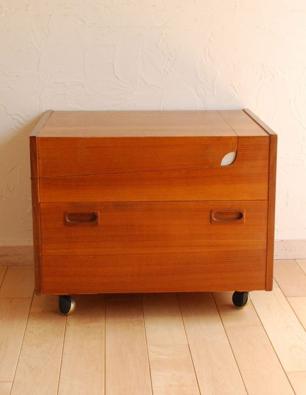 ロイドルームボックス アンティーク家具 ヴィンテージの北欧系家具、キャスター付きのカクテルキャビネット(Gプラン)。ちょっとした場所に広げられるので、リビングなどの収納にピッタリ!。(k-1117-f)