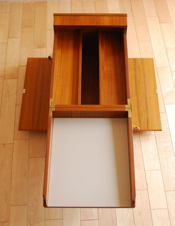 ロイドルームボックス アンティーク家具 ヴィンテージの北欧系家具、キャスター付きのカクテルキャビネット(Gプラン)。中も修復してあるので、実用的になんでも入れて頂けます。(k-1117-f)