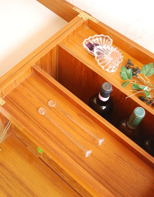 ロイドルームボックス アンティーク家具 ヴィンテージの北欧系家具、キャスター付きのカクテルキャビネット(Gプラン)。開閉時のネジ調整してあります。(k-1117-f)