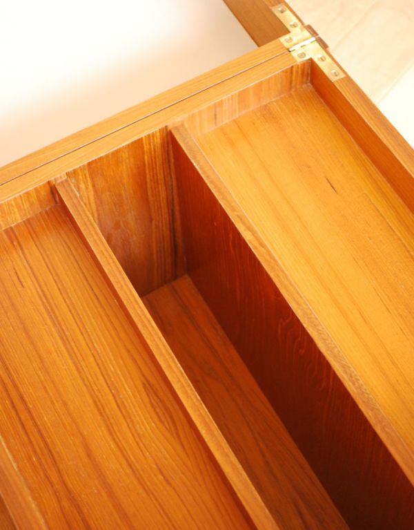 ロイドルームボックス アンティーク家具 ヴィンテージの北欧系家具、キャスター付きのカクテルキャビネット(Gプラン)。中も木製です。(k-1117-f)