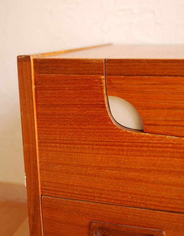 ロイドルームボックス アンティーク家具 ヴィンテージの北欧系家具、キャスター付きのカクテルキャビネット(Gプラン)。上ふたの取っ手です。(k-1117-f)