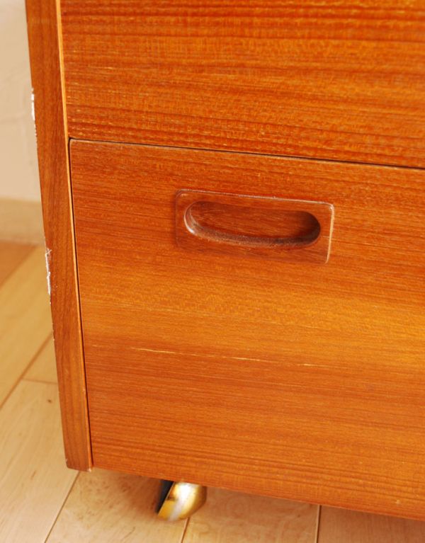 ロイドルームボックス アンティーク家具 ヴィンテージの北欧系家具、キャスター付きのカクテルキャビネット(Gプラン)。左右の扉は開閉しやすい形の取っ手です。(k-1117-f)