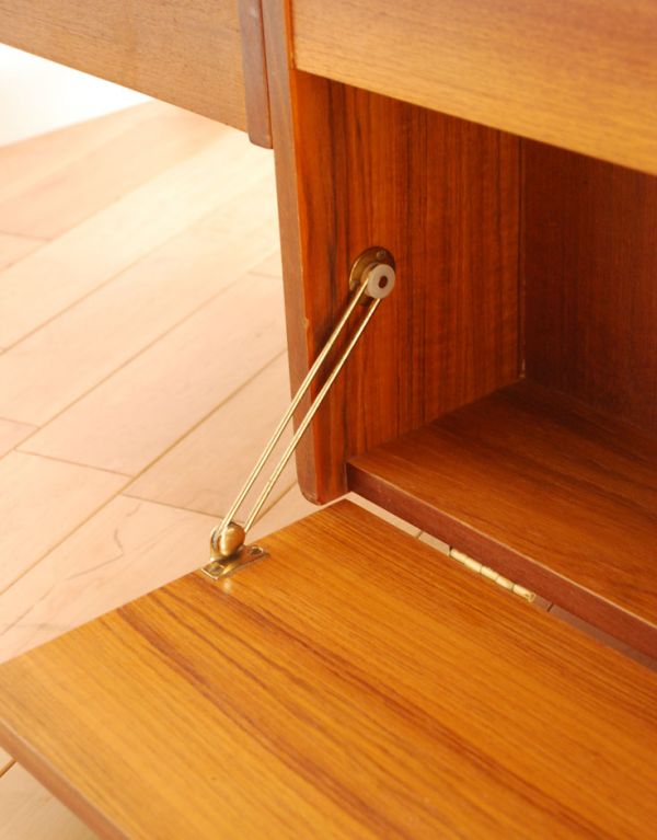 ロイドルームボックス アンティーク家具 ヴィンテージの北欧系家具、キャスター付きのカクテルキャビネット(Gプラン)。扉にはステーがありますので、開いたときも安全です。(k-1117-f)