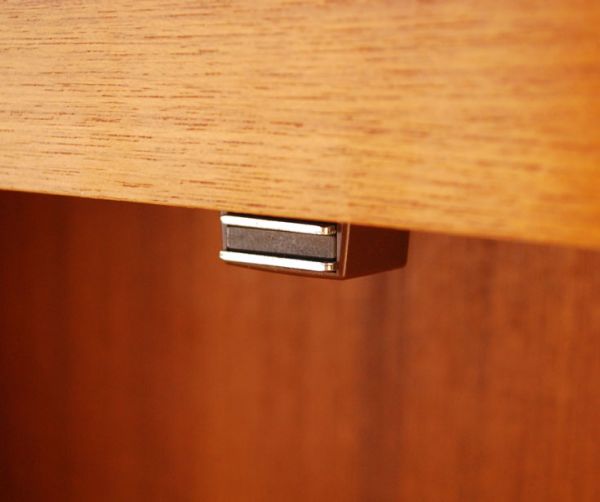 ロイドルームボックス アンティーク家具 ヴィンテージの北欧系家具、キャスター付きのカクテルキャビネット(Gプラン)。扉の開け閉めがしやすいよう、マグネットを取り付けてあります。(k-1117-f)