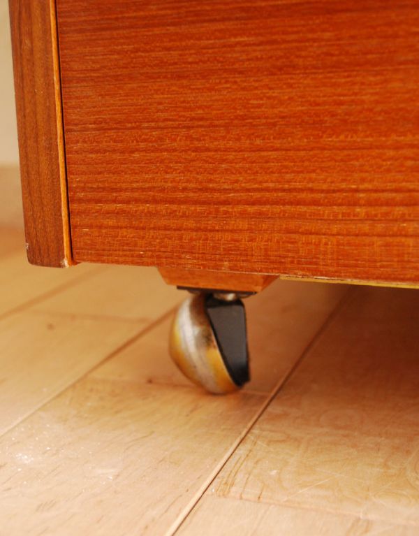 ロイドルームボックス アンティーク家具 ヴィンテージの北欧系家具、キャスター付きのカクテルキャビネット(Gプラン)。キャスター付きなので、移動もラクラクです。(k-1117-f)