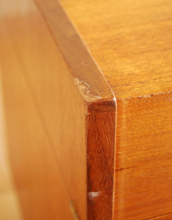 ロイドルームボックス アンティーク家具 ヴィンテージの北欧系家具、キャスター付きのカクテルキャビネット(Gプラン)。一部にキズがございます。(k-1117-f)