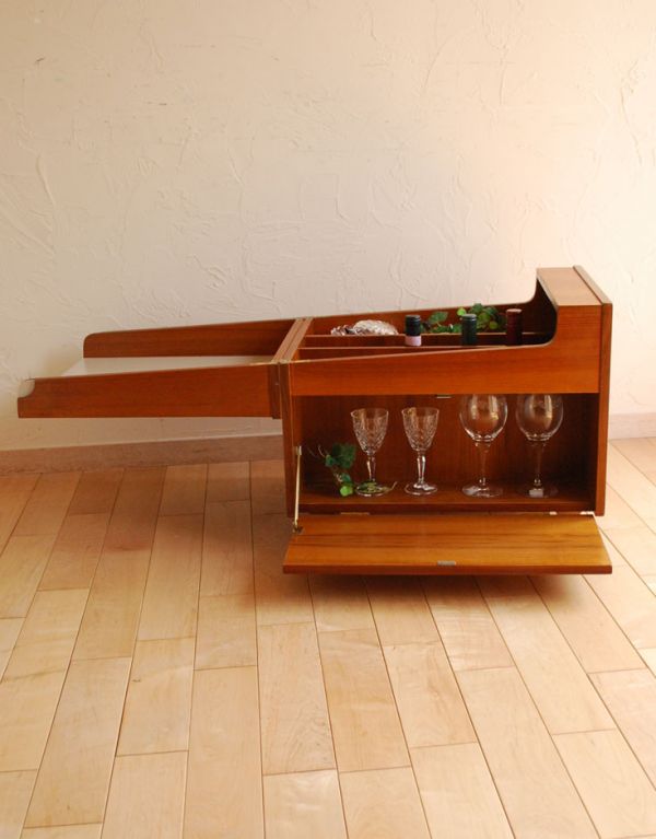 ロイドルームボックス アンティーク家具 ヴィンテージの北欧系家具、キャスター付きのカクテルキャビネット(Gプラン)。スマートなインテリアで、とってもお洒落です。(k-1117-f)