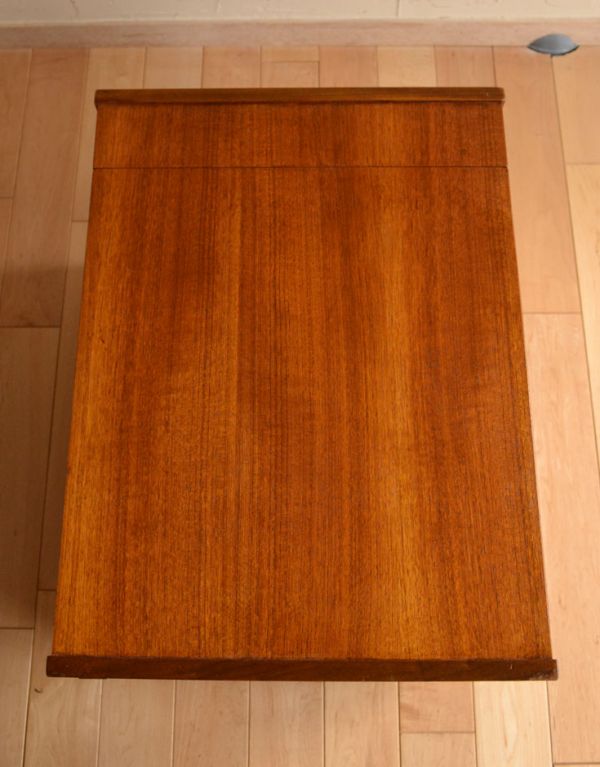 ロイドルームボックス アンティーク家具 ヴィンテージの北欧系家具、キャスター付きのカクテルキャビネット(Gプラン)。天板もピカピカです。(k-1117-f)