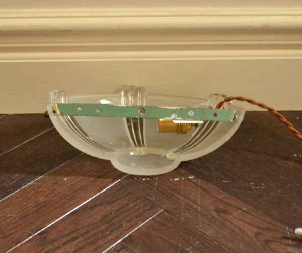 壁付けブラケット 照明・ライティング イギリスのアンティーク照明、ガラスのウォールランプ。壁の中に配線をする場合は、電気屋さんによる取り付け工事が必要です。(k-1117-z)