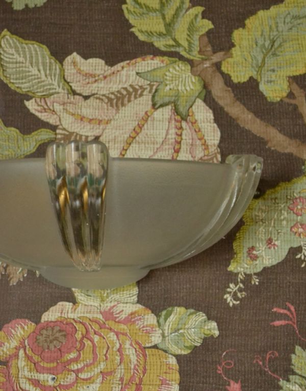 壁付けブラケット 照明・ライティング イギリスのアンティーク照明、ガラスのウォールランプ。明かりが付いていなくても、壁のオシャレなアクセントになってくれます。(k-1117-z)