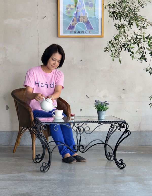 アンティーク家具　ガラスの天板がキレイなフランスアンティーク家具のコーヒーテーブル。コンパクトなので、どこでも運んでお使い頂けます。(k-1118-f)