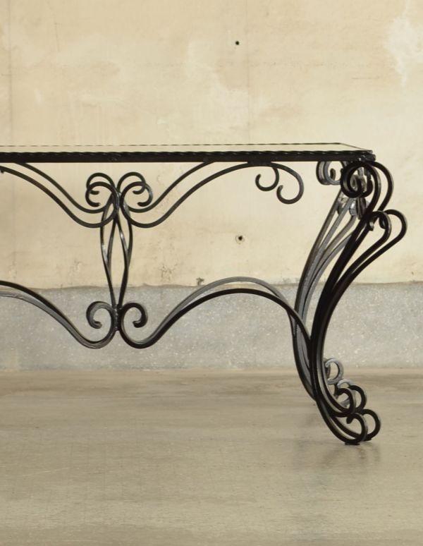 アンティーク家具　ガラスの天板がキレイなフランスアンティーク家具のコーヒーテーブル。専門の職人によってお直ししていますが、アンティークは新品ではありません。(k-1118-f)