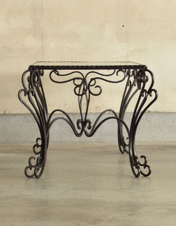 アンティーク家具　ガラスの天板がキレイなフランスアンティーク家具のコーヒーテーブル。脚のデザインが凝っていますが、奥行が浅く圧迫感はありません。(k-1118-f)