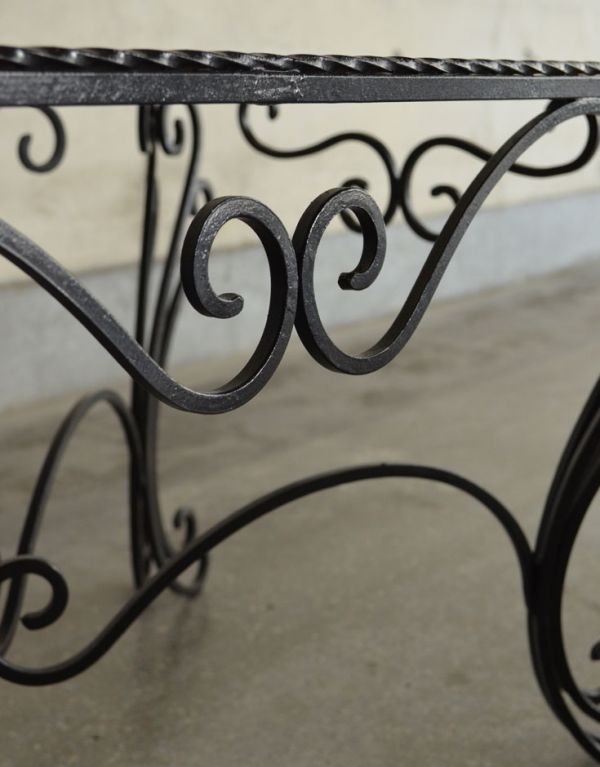 アンティーク家具　ガラスの天板がキレイなフランスアンティーク家具のコーヒーテーブル。クルクルしたアイアンがお洒落です。(k-1118-f)