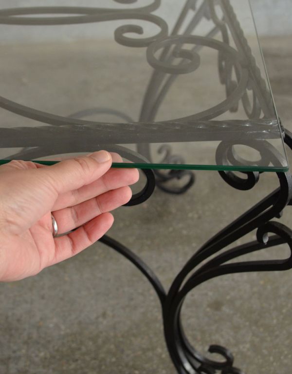 アンティーク家具　ガラスの天板がキレイなフランスアンティーク家具のコーヒーテーブル。ガラス天板と脚は外すことができます。(k-1118-f)