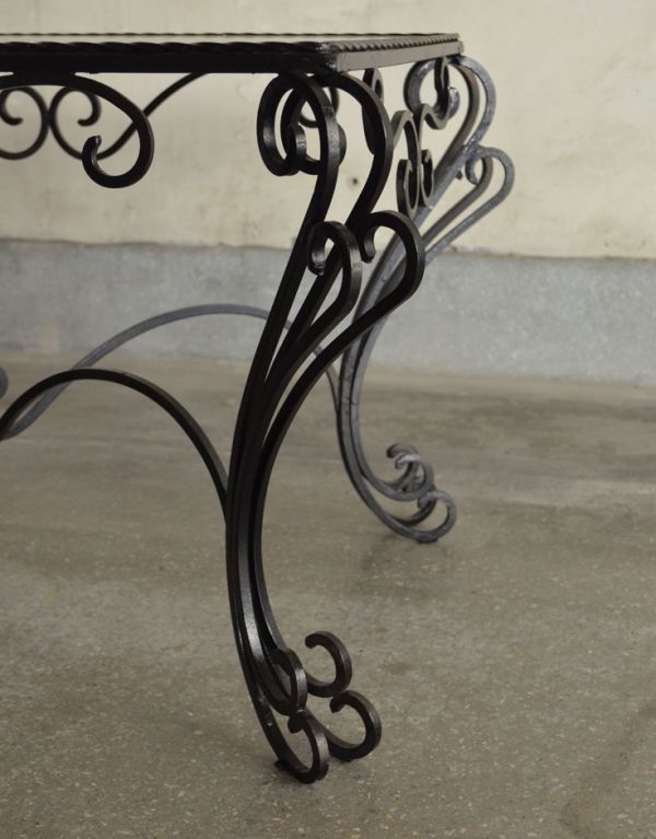 アンティーク家具　ガラスの天板がキレイなフランスアンティーク家具のコーヒーテーブル。脚のデザインが女性らしくキレイです。(k-1118-f)