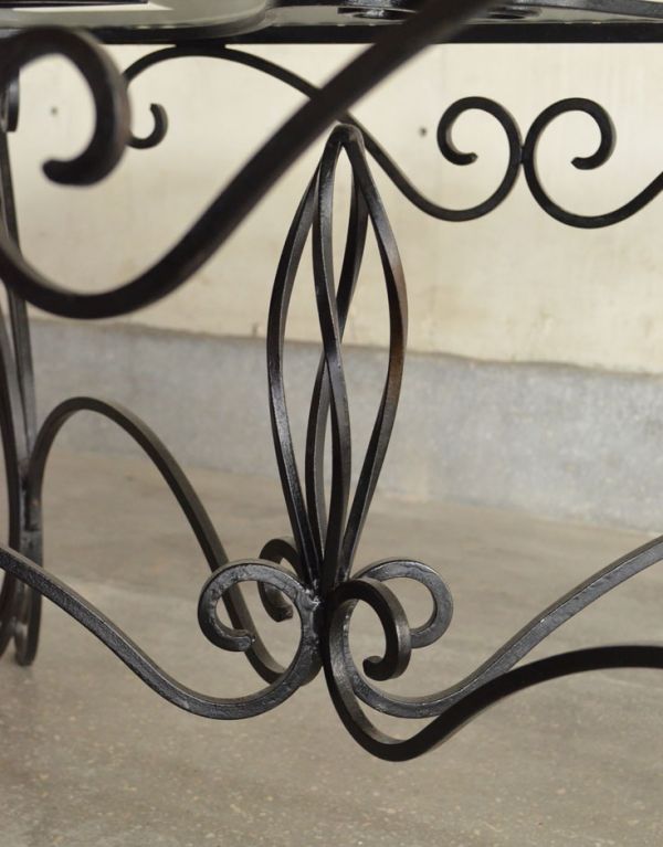 アンティーク家具　ガラスの天板がキレイなフランスアンティーク家具のコーヒーテーブル。脚の支えの中央は、美しい飾りになっています。(k-1118-f)