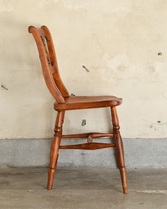 カントリースタイルに似合うアンティークの椅子、背もたれのデザインが