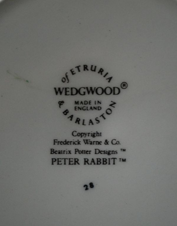 アンティーク雑貨　イギリスアンティーク、ピーターラビットのプレート（wedgewood）。バックスタンプ入りです。(k-1119-z)