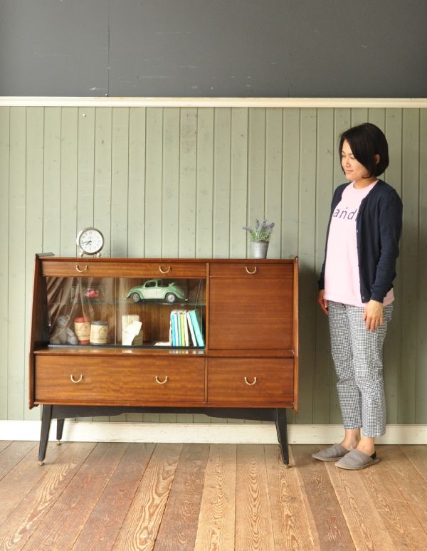サイドボード　アンティーク家具　北欧スタイルのヴィンテージ家具、引き戸のサイドボード（Gプラン）。脚があるので軽やかな印象です。(k-1120-f)