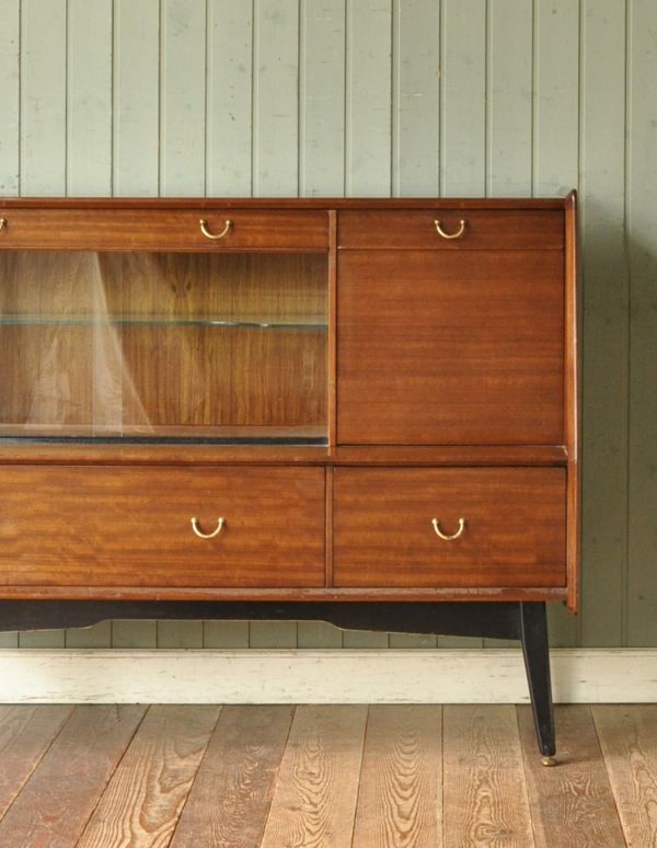 サイドボード　アンティーク家具　北欧スタイルのヴィンテージ家具、引き戸のサイドボード（Gプラン）。閉じてあるときはスッキリシンプルな外見。(k-1120-f)