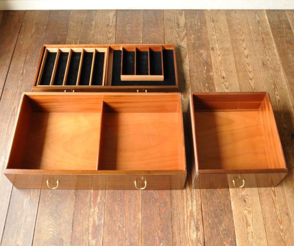 サイドボード　アンティーク家具　北欧スタイルのヴィンテージ家具、引き戸のサイドボード（Gプラン）。引き出しがあるので細かいものもしまえます。(k-1120-f)