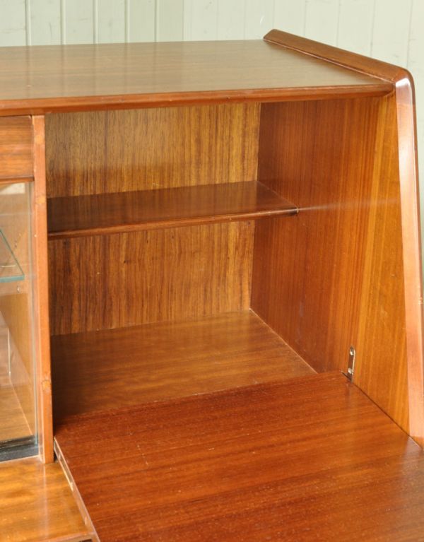 サイドボード　アンティーク家具　北欧スタイルのヴィンテージ家具、引き戸のサイドボード（Gプラン）。向かって右の扉を開くと、カウンターテーブルのように使うことができます。(k-1120-f)