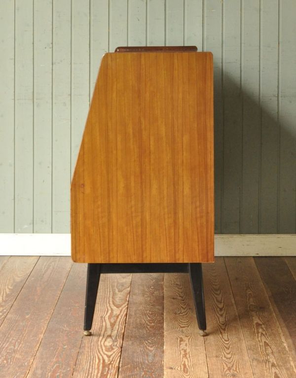 サイドボード　アンティーク家具　北欧スタイルのヴィンテージ家具、引き戸のサイドボード（Gプラン）。サイドから見てもキレイな状態です。(k-1120-f)