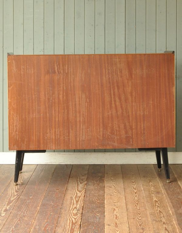 サイドボード　アンティーク家具　北欧スタイルのヴィンテージ家具、引き戸のサイドボード（Gプラン）。裏側もキチンと仕上げているので、キレイな状態です。(k-1120-f)