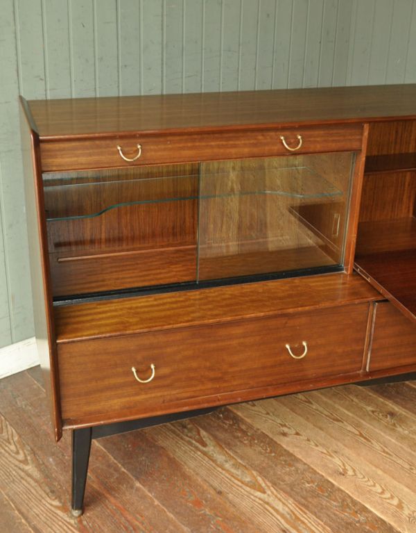 サイドボード　アンティーク家具　北欧スタイルのヴィンテージ家具、引き戸のサイドボード（Gプラン）。たっぷりの収納スペースがあります。(k-1120-f)