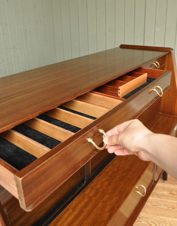 サイドボード　アンティーク家具　北欧スタイルのヴィンテージ家具、引き戸のサイドボード（Gプラン）。大きな引き出しが上部にあります。(k-1120-f)