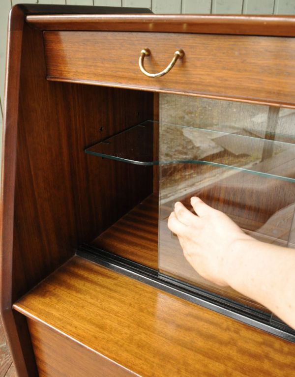 サイドボード　アンティーク家具　北欧スタイルのヴィンテージ家具、引き戸のサイドボード（Gプラン）。引き戸で使いやすい収納です。(k-1120-f)